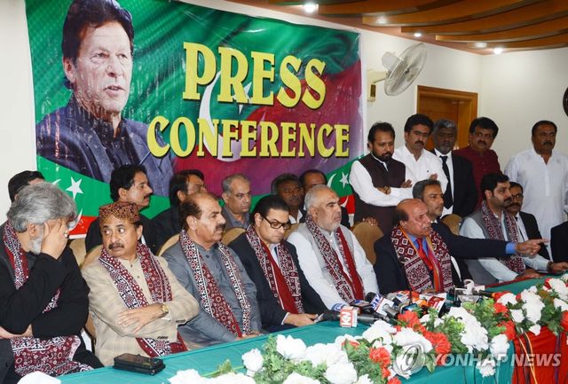 '칸 전총리 석방요구' 기자회견