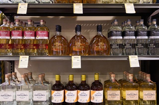 미국 로스앤젤레스 주류 매장의 데킬라 제품들 