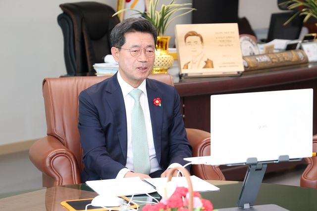 화상 인터뷰하는 정인화 광양시장