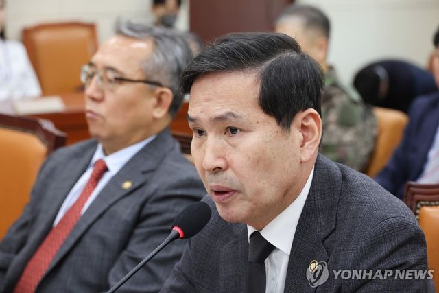 의원 질의에 답변하는 김선호 국방부 장관 직무대행