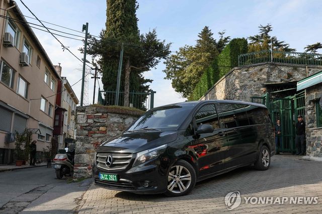 주이스탄불 미국 총영사관에서 빠져나가는 러시아 대표단 차량