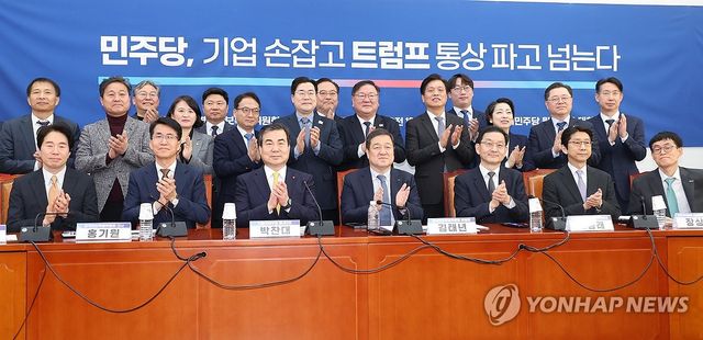 '앞줄 의자는 기업인들에게'