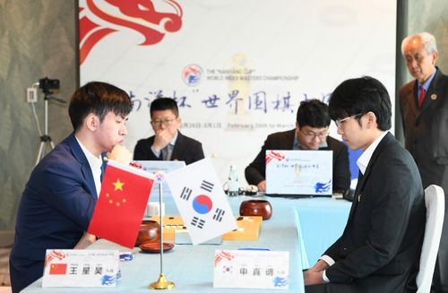 신진서(오른쪽)가 난양배에서 우승했다.