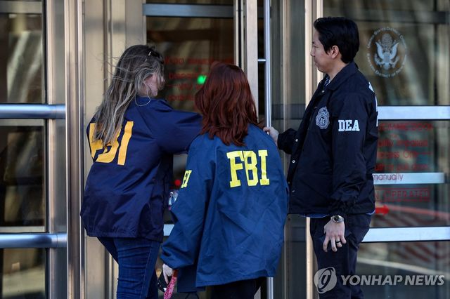 '멕시코 마약 카르텔 두목 재판' 뉴욕 법원 들어서는 미 요원