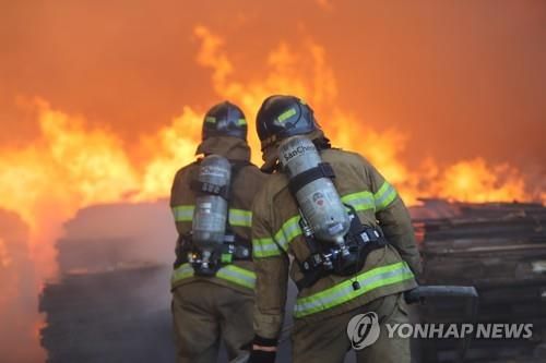 화마와 싸우는 소방관