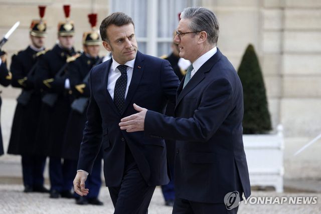17일 파리에서 열린 유럽 정상 긴급회의에서 영·프 정상
