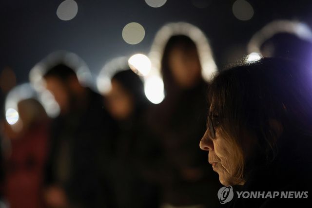 28일(현지시간) 제멜리 병원 밖에서 교황 쾌유 기원하는 사람들