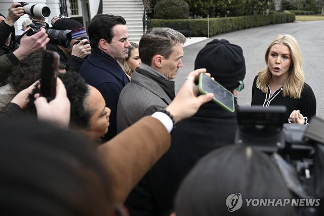 기자들 질문에 답하는 미 백악관 대변인 캐롤라인 레빗