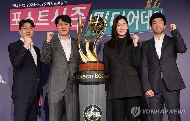여자농구 포스트시즌 미디어데이 기념촬영하는 감독들
