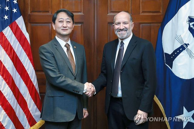 미 상무부 장관과 악수하는 안덕근 장관