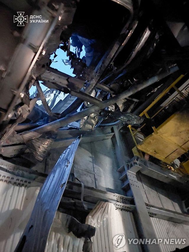 체르노빌 원전 격납 시설 지붕 부위가 드론 공습에 부서진 모습