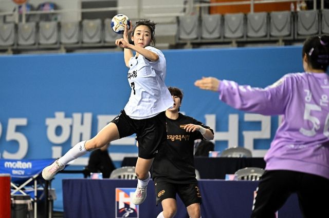 28일 대구시청과 경기에서 슛을 던지는 삼척시청 신은주