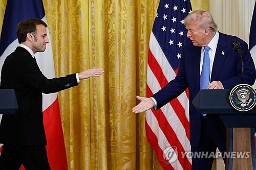 트럼프 미 대통령과 공동 기자회견 하는 마크롱 대통령