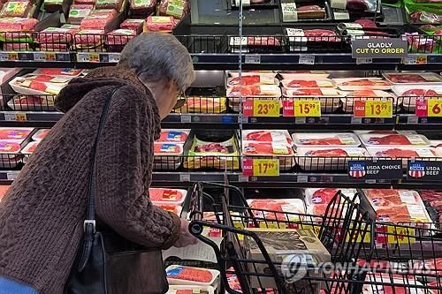 로스앤젤레스의 한 식료품의 쇼핑객