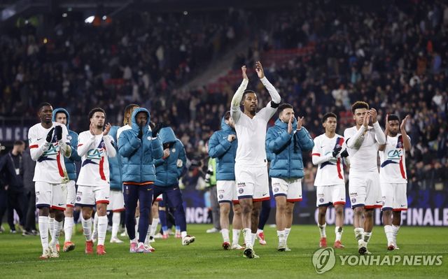 프랑스컵 4강 진출 후 팬들에게 인사하는 PSG 선수들.