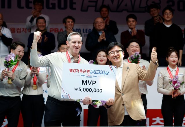 팀리그 파이널 MVP를 차지한 레펀스(왼쪽)