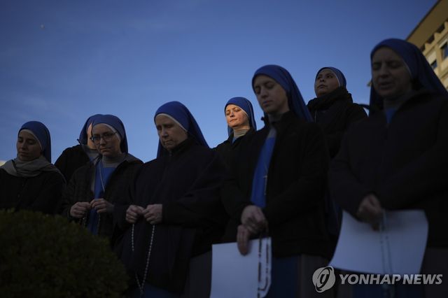 교황이 입원한 제멜리 병원에서 건강 회복 기원하는 수녀들