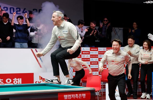 우승을 확정하고 테이블에 뛰어 올라간 SK렌터카 에디 레펀스