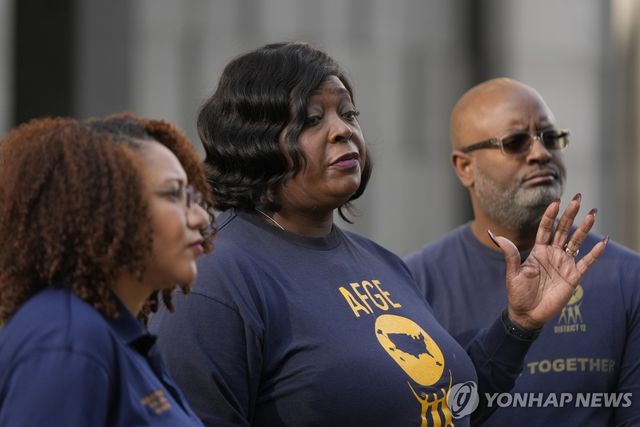 트럼프 정부의 공무원 해고 지침에 반발해 소송 제기한 미국공무원연맹(AFGE) 대표