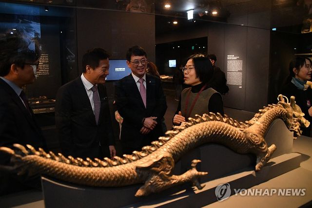 유물 '청동용' 살펴보는 최응천 청장