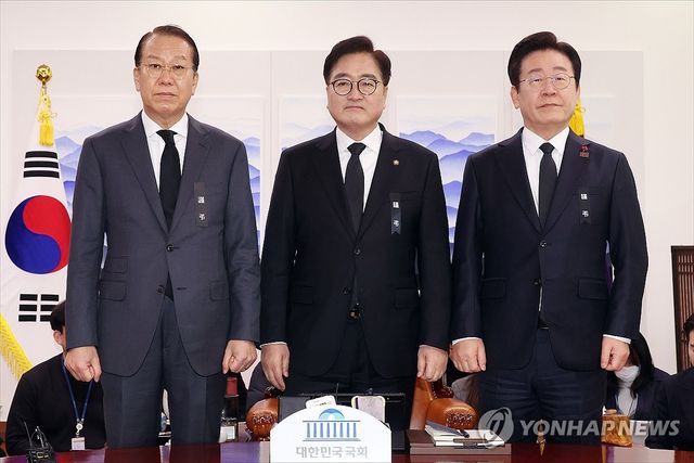 기념 촬영하는 국회의장과 여야대표