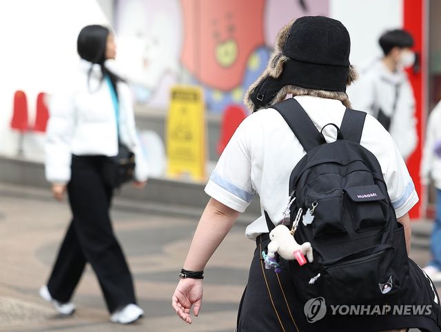 '포근한 날씨에 반팔 입고'