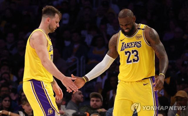 레이커스의 루카 돈치치(왼쪽)와 르브론 제임스