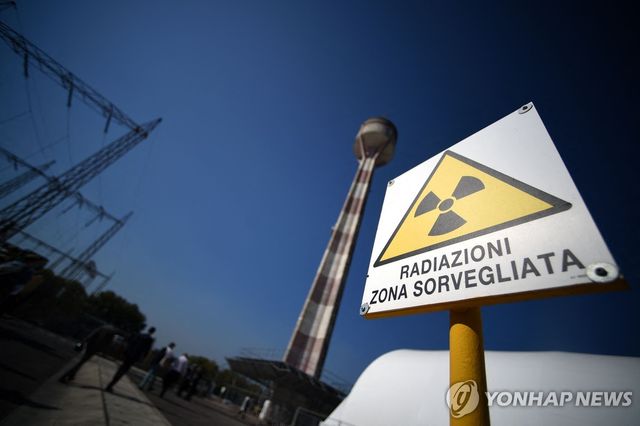 1982년 폐쇄된 이탈리아 가릴리아노 원전 인근에 세워진 방사능 주의 표지판
