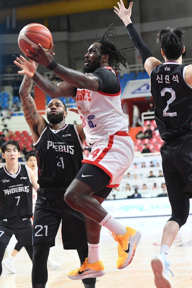 슛하는 SK의 자밀 워니