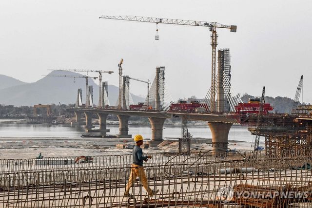 인도 다리 건설 현장