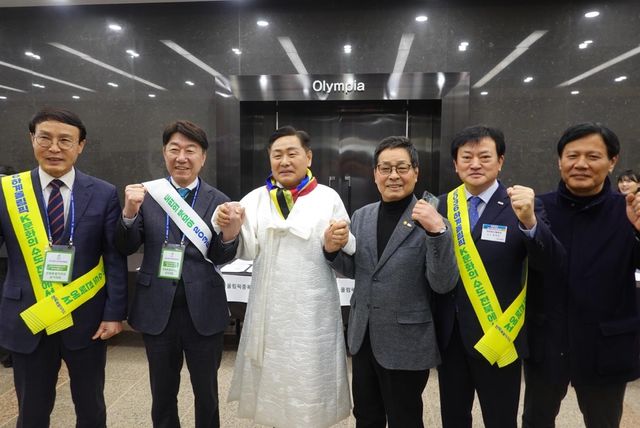 전북 유치를 호소하는 김관영 전북지사(중앙)와 정강선 전북체육회장(오른쪽 2번째)