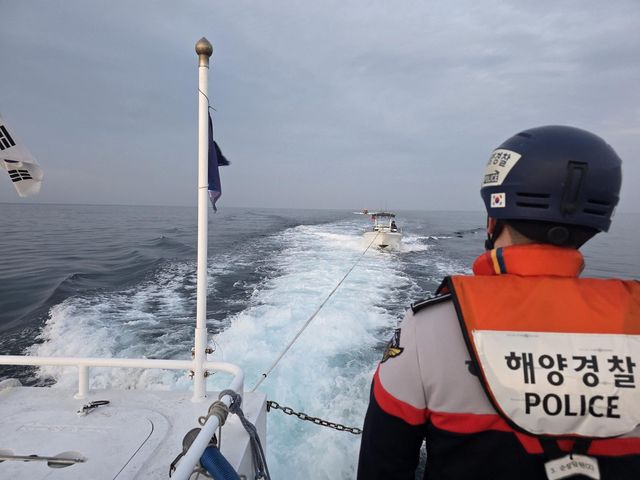 모터보트 예인하는 속초해경