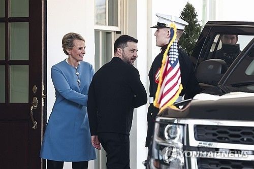 백악관 웨스트윙 떠나는 젤렌스키