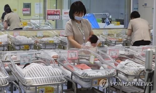 신생아 보살피는 의료진