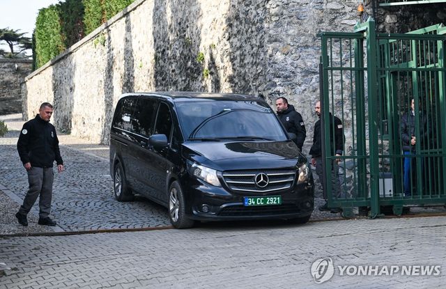 주이스탄불 미국 총영사관에서 나가는 러시아 대표단 차량