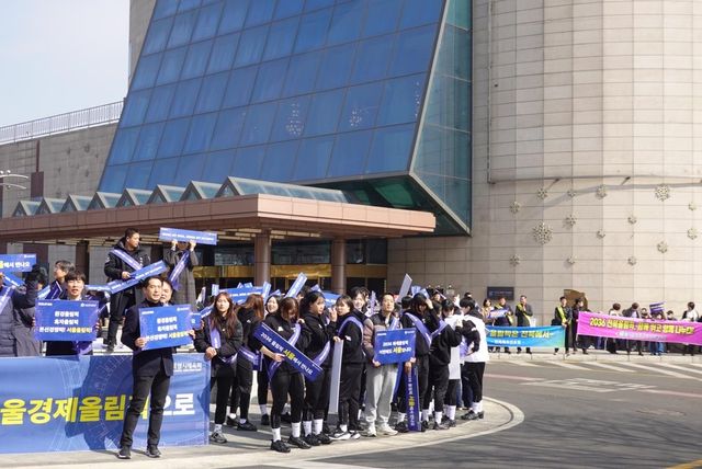 2036 올림픽 유치 홍보전을 펼치는 서울시와 전북도 관계자들