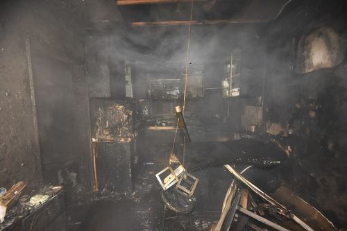 단독 주택 화재로 주방 전소