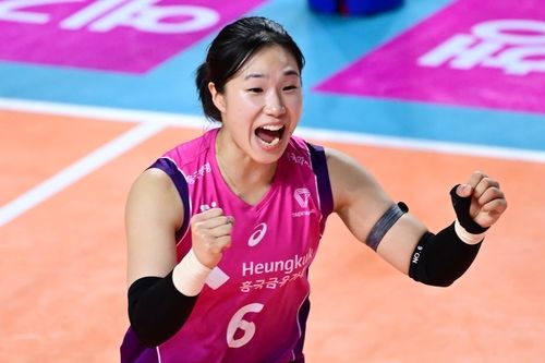 환호하는 흥국생명 세터 이고은