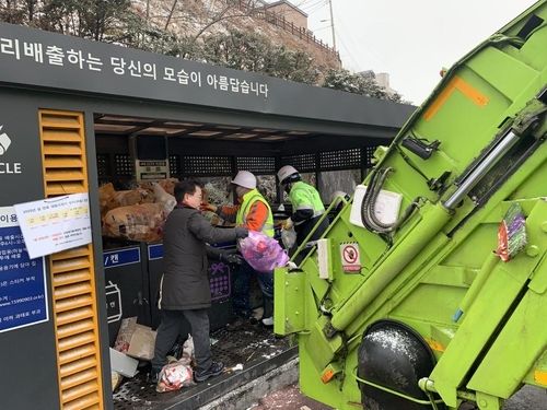 지난달 27일 쓰레기 처리 현장을 찾은 육동한 춘천시장