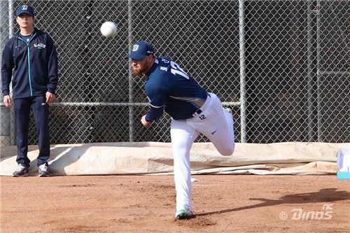 불펜피칭하는 로건 