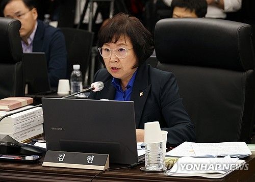 질의하는 김현 의원