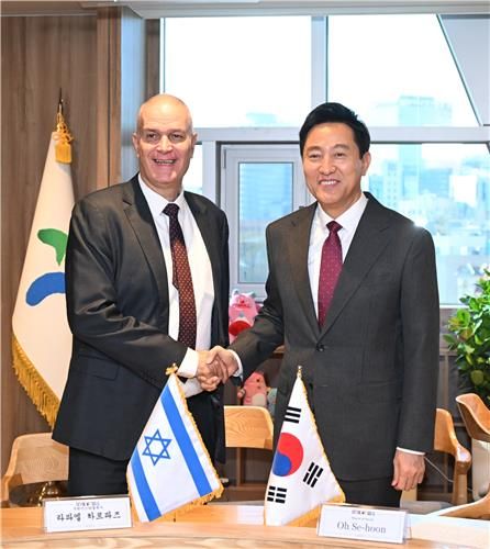 3일 라파엘 하르파즈 주한이스라엘 대사와 면담 후 기념촬영 하는 오세훈 시장