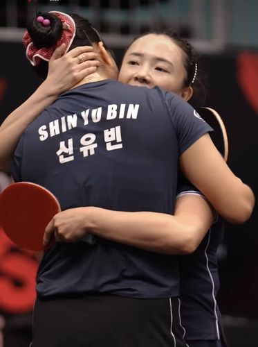 전지희에게 다가가 포옹하는 신유빈