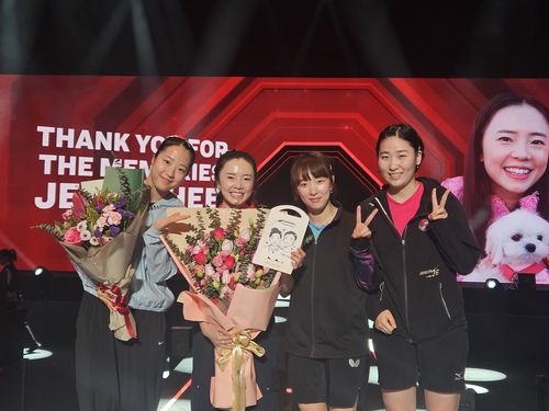 전지희(왼쪽)의 은퇴식 장면. 사진 왼쪽은 신유빈.