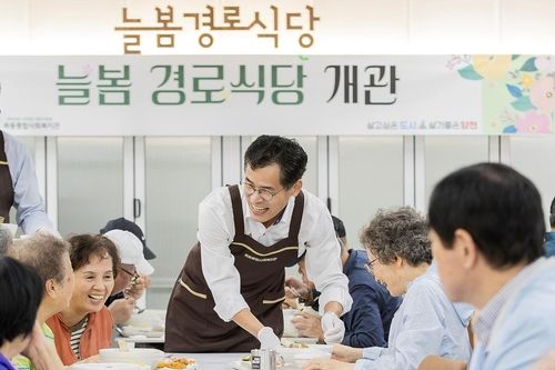 경로식당에서 식사 제공을 돕는 이기재 구청장