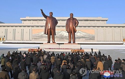 북한, 설명절 맞아 김일성·김정일 동상에 헌화