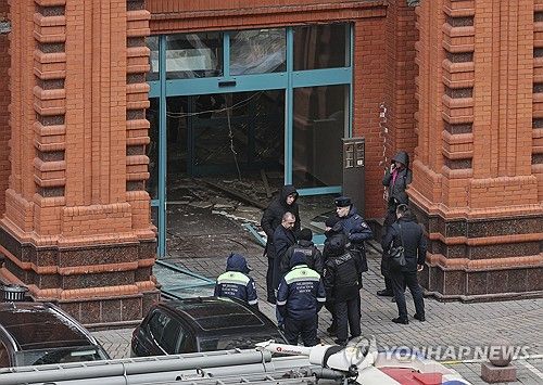 3일(현지시간) 러시아 모스크바 아파트 폭발 사건으로 출동한 경찰들