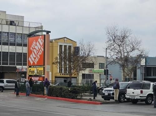 LA에서 일용직 구하는 불법 이민자들