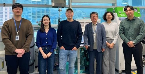 재료연 김태훈(오른쪽에서 네번째)·이정구(〃 세번째) 박사