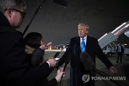 기자들과 문답하는 트럼프 미 대통령